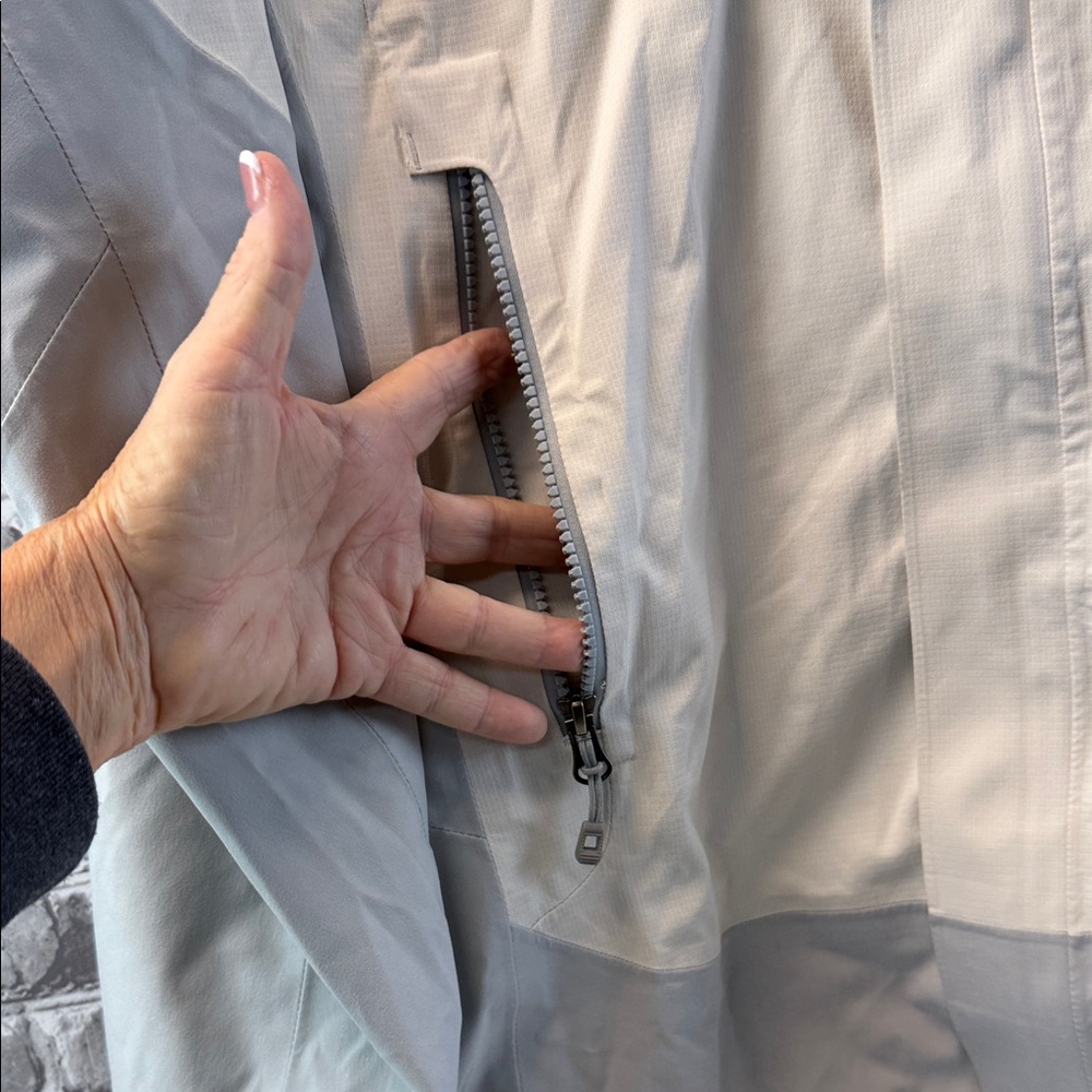 REI beige / Gray‎ Hooded Raincoat - Picture 4 of 15